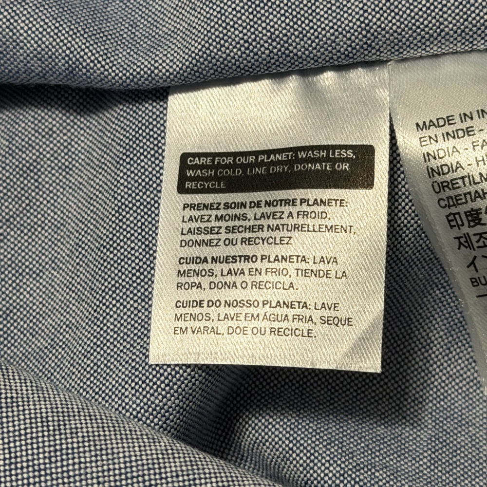 ⸻

Levi’s Button-Down Shirt - Picture 12 of 15